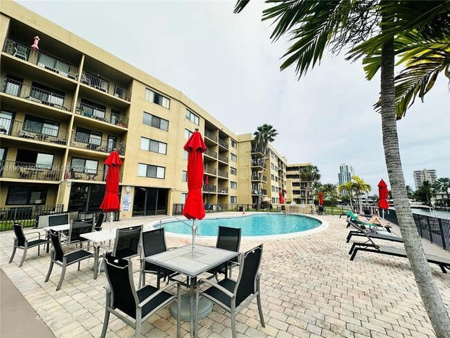 Photo - 301 Golden Isles Dr Unidad 114