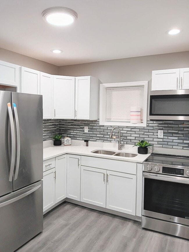 Building Photo - Charming Hideaway Rental