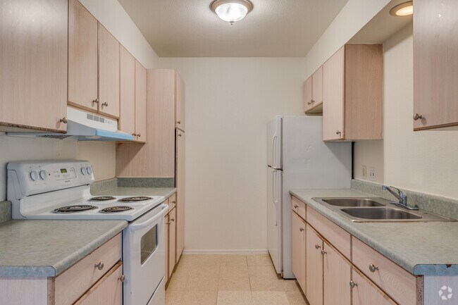 3BR, 2BA - 1,000SF