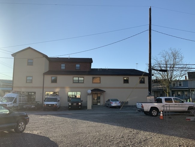 Building Photo - 64 Bridge St Unit 4