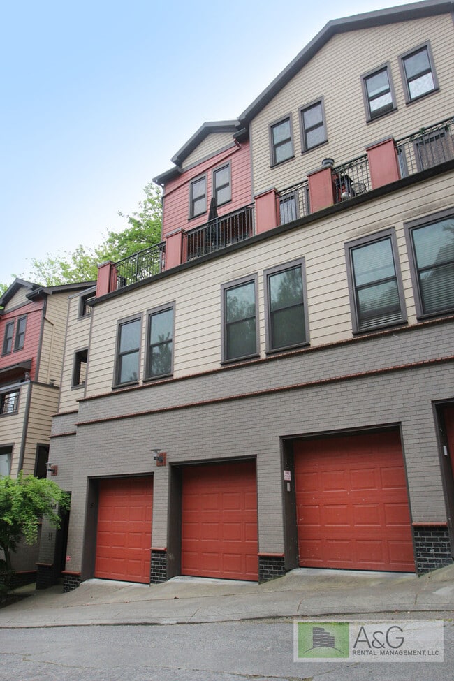 Building Photo - Charming 1-Bedroom Condo with Garage in Prime Goose Hollow Location