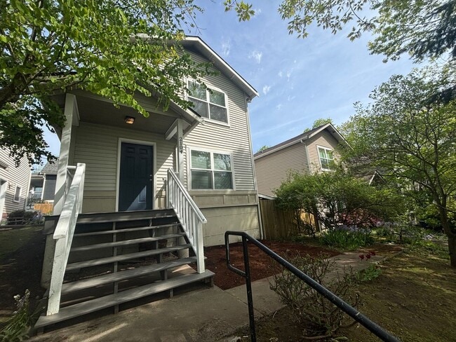 Building Photo - Available Now! Charming Home Across from Judkins Park