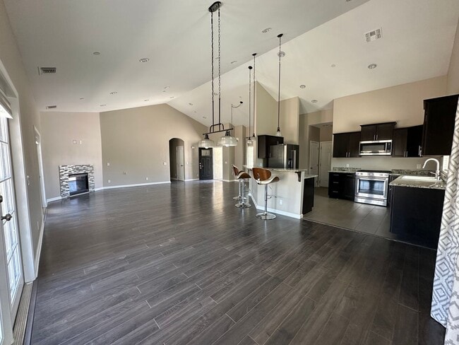 Welcome to this beautiful 3-bedroom 2-bath... - Welcome to this beautiful 3-bedroom 2-bath...