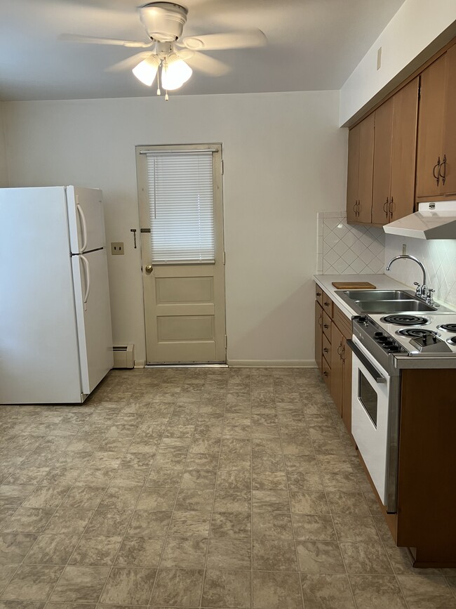 Building Photo - 123 N Center St Unit Apt 2