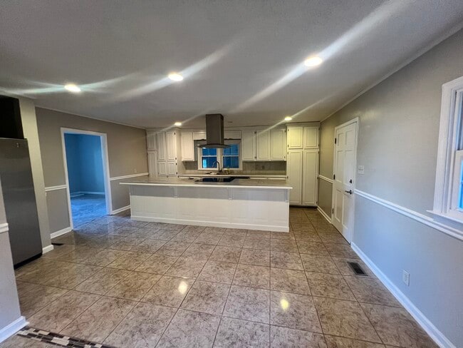 Photo - 333 Chapman Rd