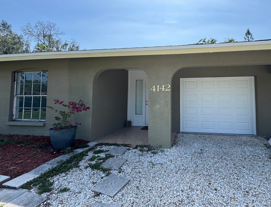 This lovely cottage is located in a well stablished sarasota neighborhod. - 4142 Iola Dr (Sarasota, FL)