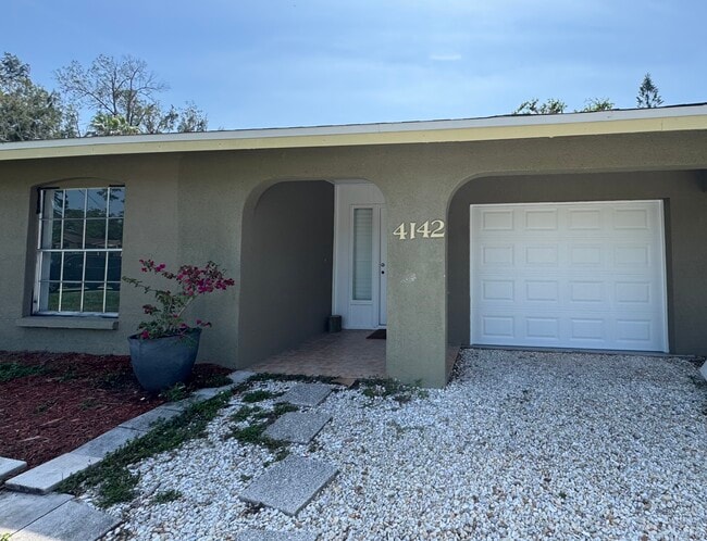 This lovely cottage is located in a well stablished sarasota neighborhod. - 4142 Iola Dr House