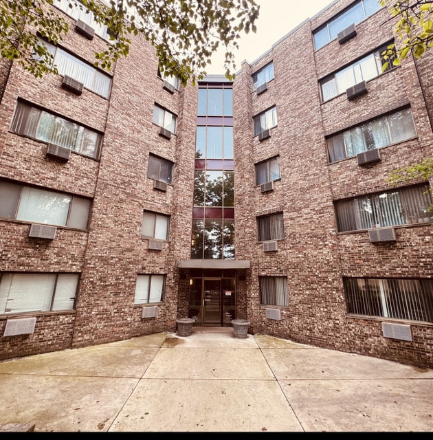 Building Photo - 5306 N Cumberland Ave Unit 507