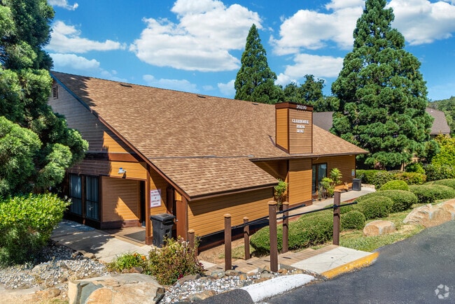 Building Photo - Quail Hollow Apartments