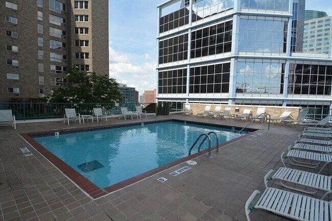 Building Photo - Gorgeous Condo in Coveted Centre Village of Minneapolis! Unit 1613