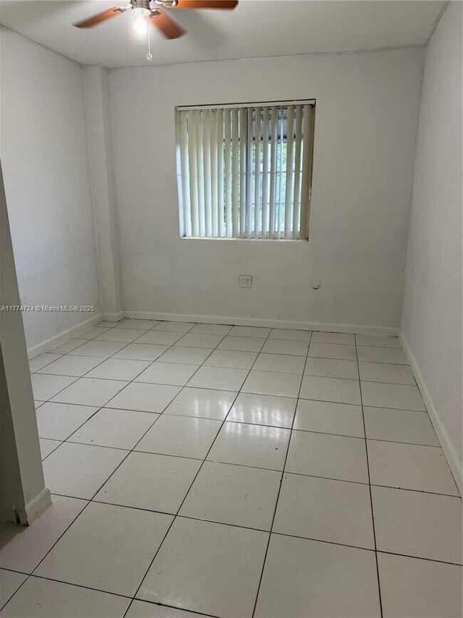 Photo - 300 SW 9th Ave Apartment Unit 1