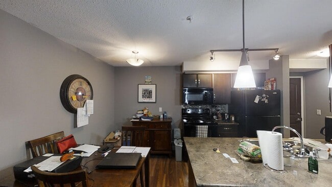 Photo - 9124-9196 96 Ave
