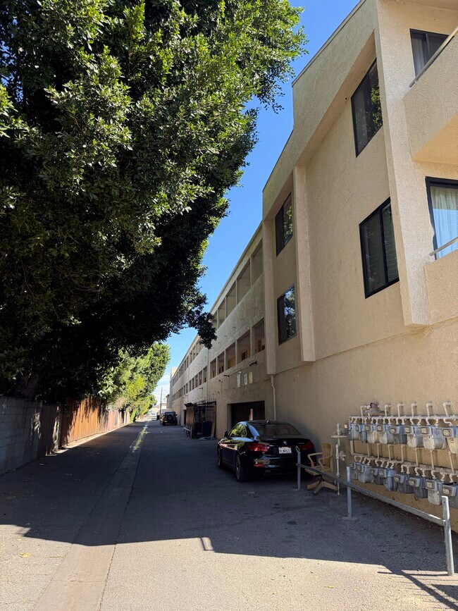 19009 Sherman Way Unidad 16