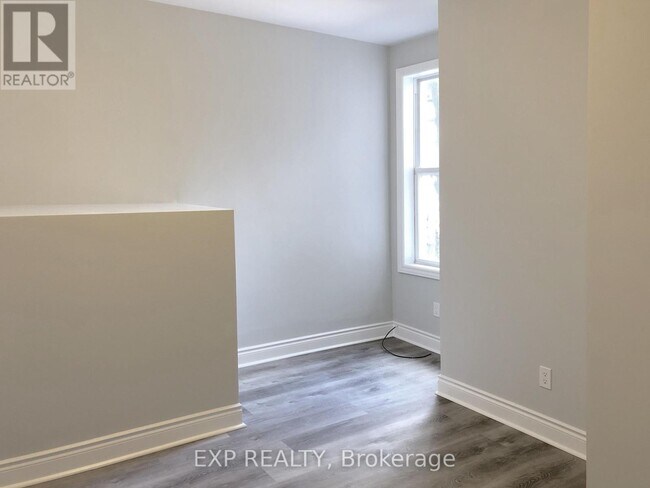 Photo - 2798 Dundas St W