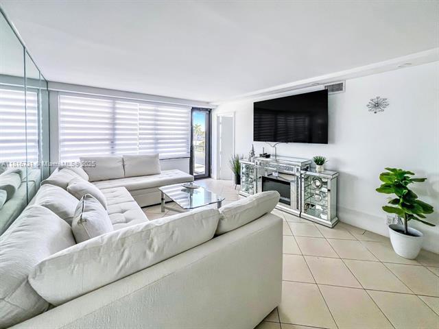 Photo - 5225 Collins Ave (Miami, FL)