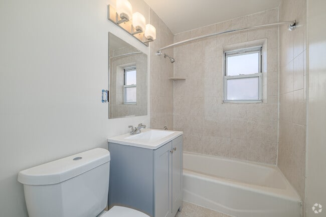 1BR, 1BA - 610SF - Bathroom