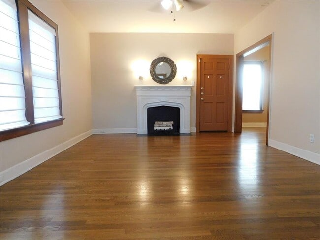 Building Photo - 1915 Cleburne St Unit 2 Rental
