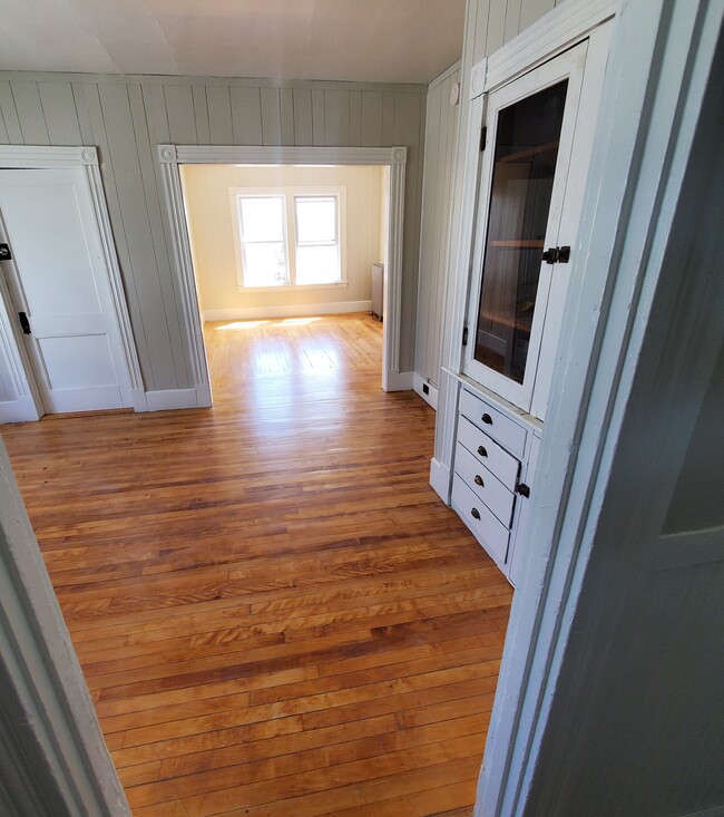 Large dining room with built-in - 252-3 Laurel St Apartment Unit 252 Laurel 3rd