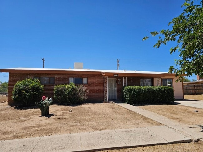 Building Photo - Brick Charmer in established neighborhood Rental