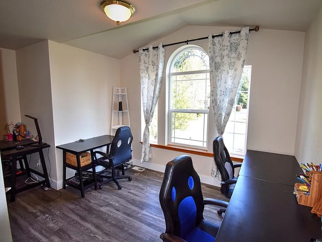 Building Photo - Welcome Home! This beautiful and spacious home