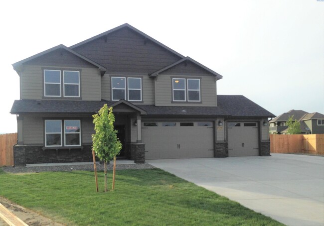 4 Bed 2.5 Bath Large West Richland Home - 4 Bed 2.5 Bath Large West Richland Home