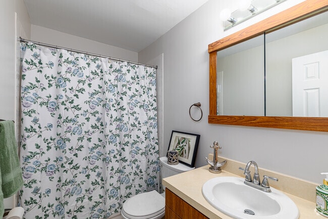 2BR, 1BA (830sqft) - Bathroom - Newport Apartments