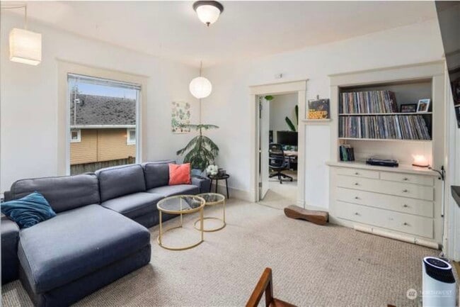 Amplia sala de estar principal con armarios empotrados y encanto del viejo mundo. - 2026 Lombard Ave Unidad #2