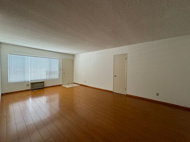 Building Photo - Excellent Location! Minutes from Beverly H... Unit Ogden 1135  02 ACTIVE Rental