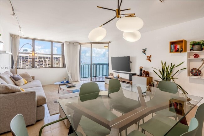 Building Photo - 1925 Brickell Ave Unit D2006