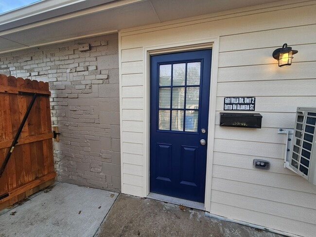 Photo - (1) Bed/(1) Bath Newly Remodeled Avail Mid-July! Direct Access off Alameda.