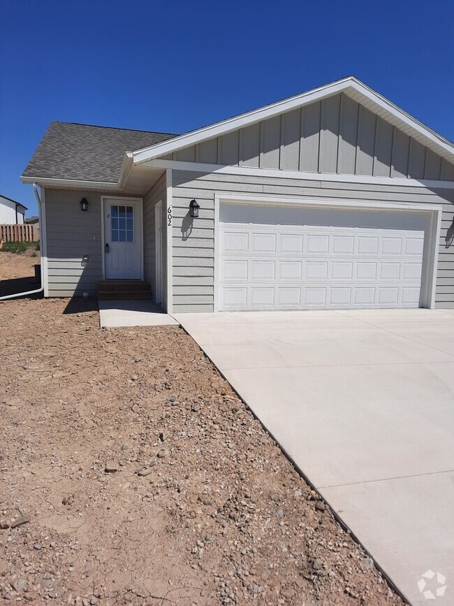 Building Photo - 4 BED | 2 BATH | DOUBLE GARAGE | RAPID VALLEY Rental