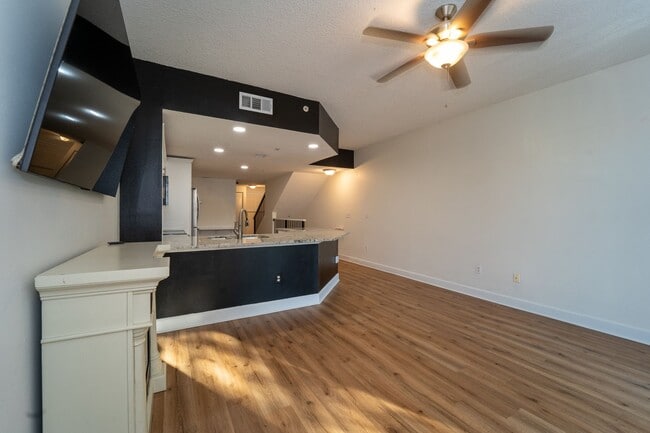 Photo - Las Palmas 1/1 Condo