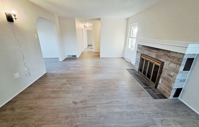 Photo - 3 Bed / 1-1/2 Bath Single Family Home w/ 2-Car Garage