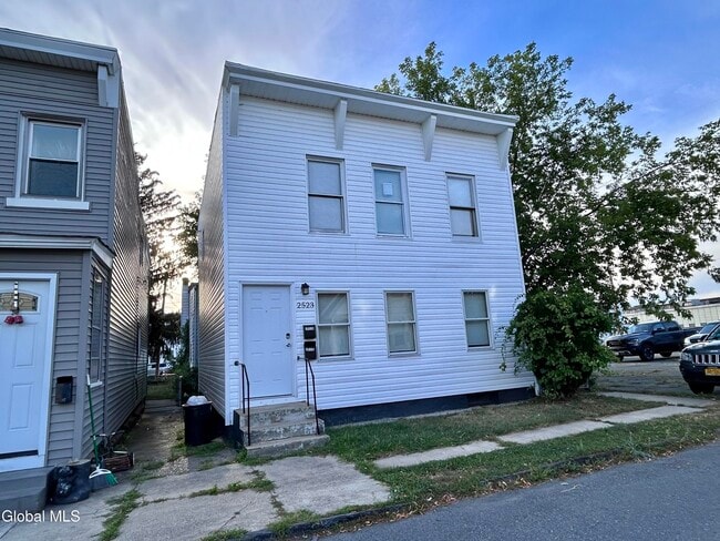 Building Photo - 2523 Callahan Ave Unit Apt 2