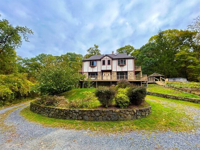 Building Photo - 5 Camelot