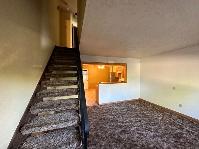 Photo - 3 bedroom 1.5 bathroom townhouse for rent ...