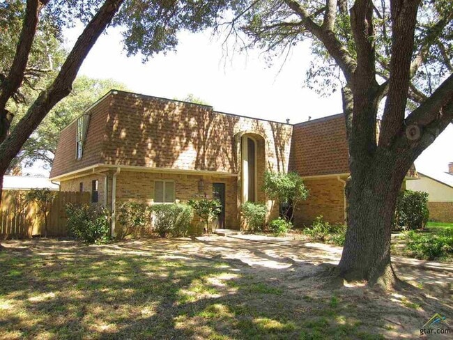 Building Photo - 323 Top Hill Dr Rental