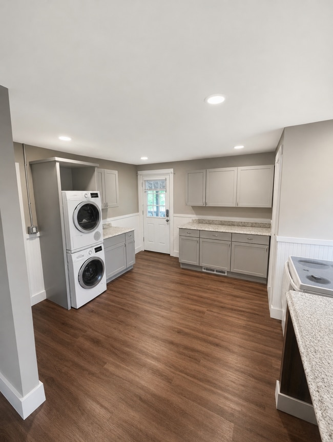 Building Photo - 98 Plain St Unit C