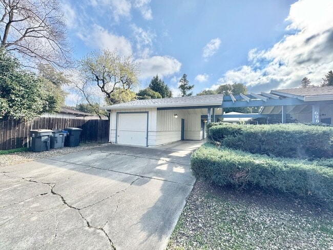 Photo - 604 Radcliffe Dr