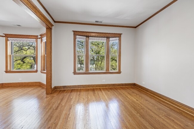 Photo - Garden unit: Renovated 1 bed in Logan Square - Now Leasing! Unidad 3225-G