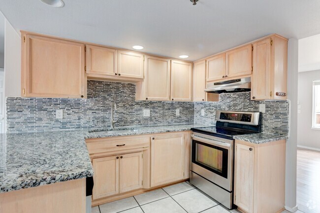 Building Photo - 2 Bed + Den/Office 2 Bath Ground level Condo Unit C102