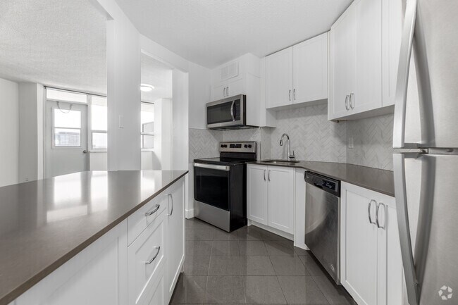 3BR, 1.5BA - 1,039SF - Kitchen - 3122 Hurontario Street