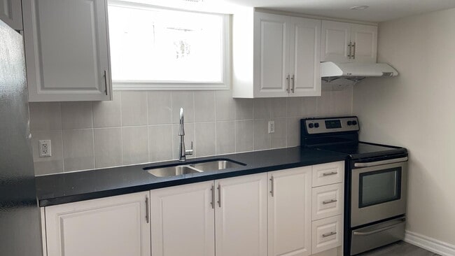 Building Photo - 4 Camilla Crescent Unit 2