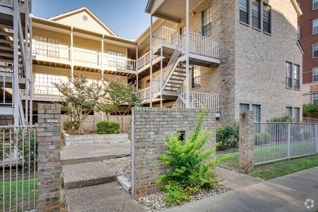 Building Photo - Georgian #205 NM Unit Georgian Condominiums