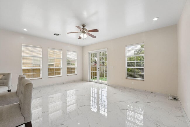 Photo - 819 SW 7th Ave