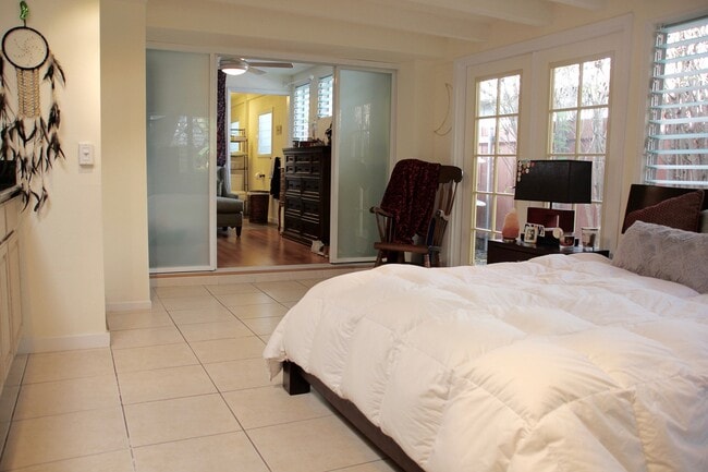 Building Photo - Very clean and spacious Studio with lots o... Rental