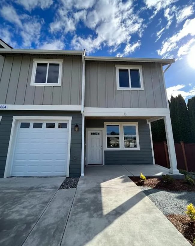 Building Photo - 2 Story Duplex | Sedro Woolley