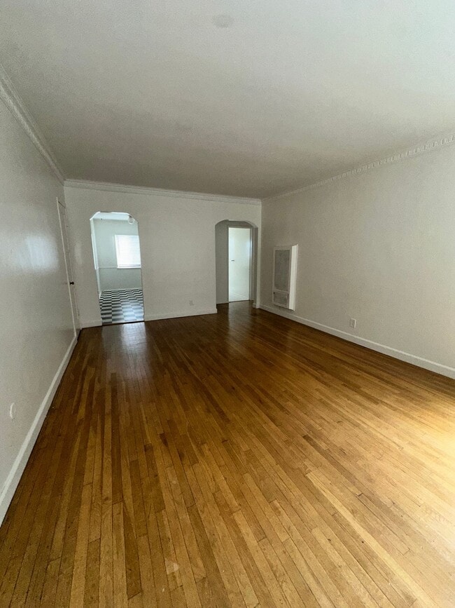 Building Photo - 2609 Euclid St Unit 2611 A