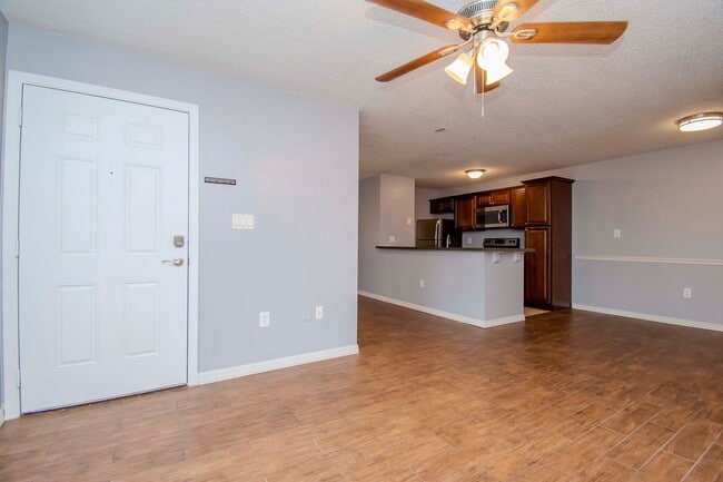 Photo - 1/1 Den Upgraded in Brandon in walking dis...