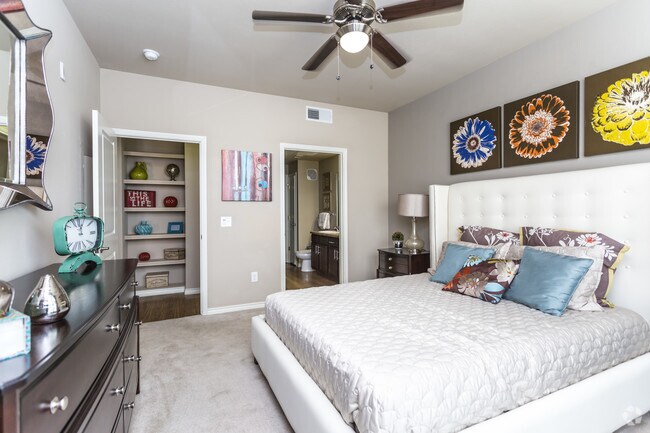 1BR, 1BA - 825 SF